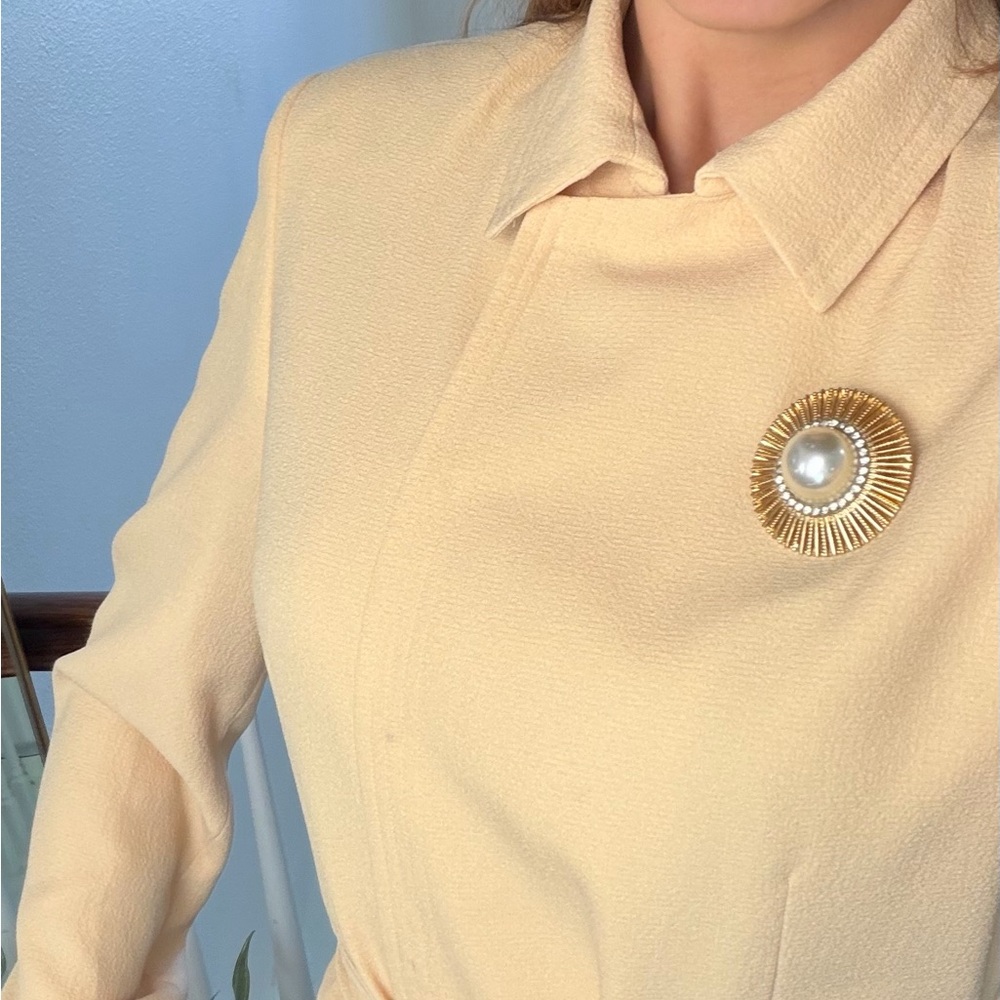 Bill Blass Cream Belted Blazer with Skirt - Picture 5 of 11